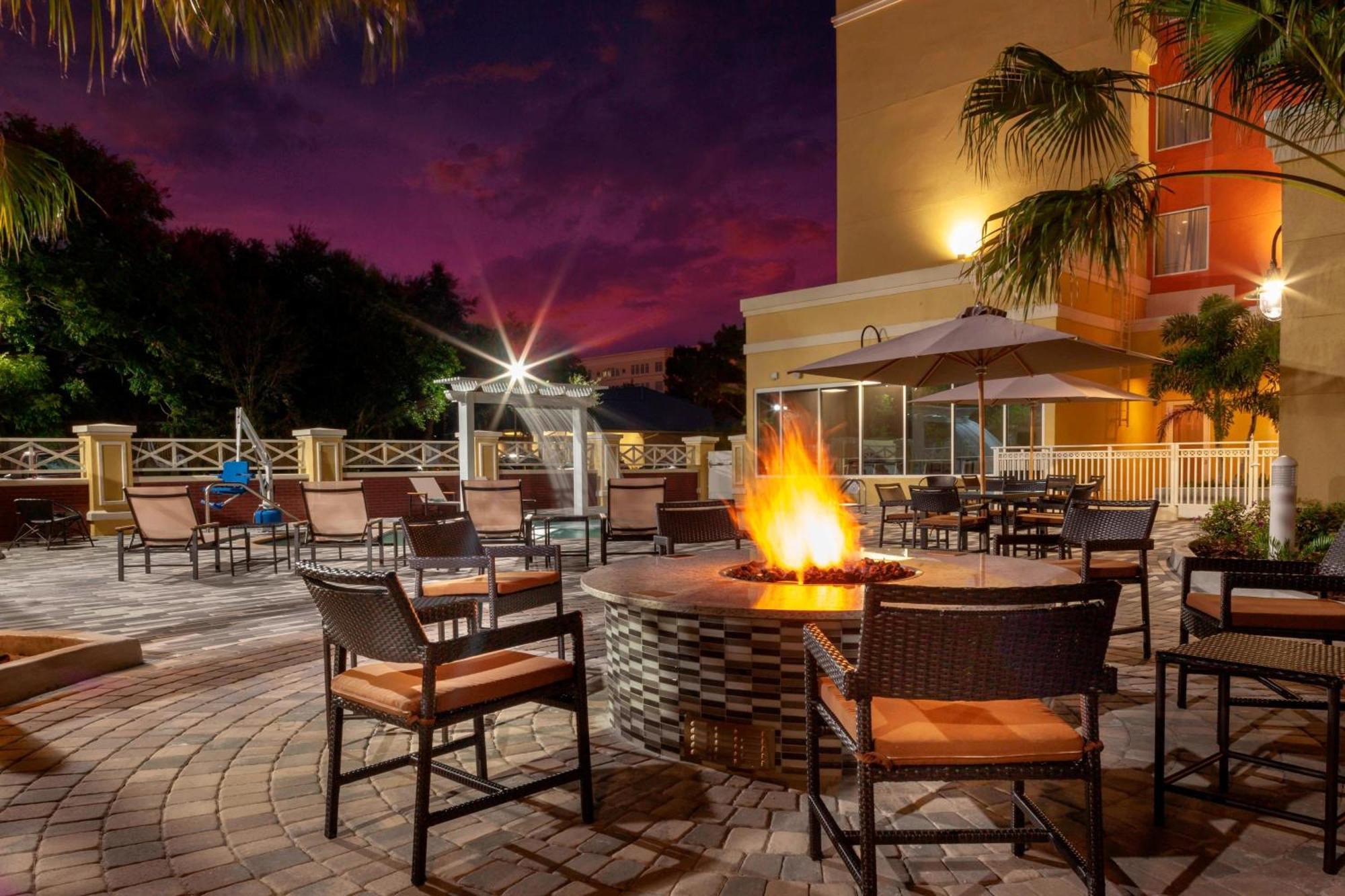 Courtyard By Marriott Deland Historic Downtown Hotel Exterior foto