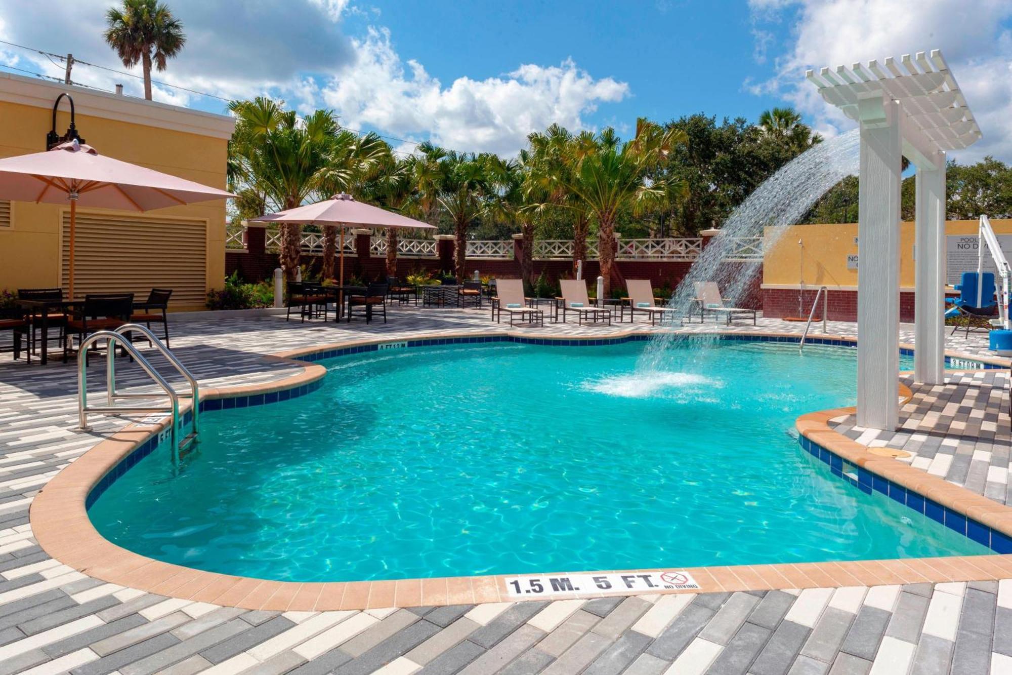 Courtyard By Marriott Deland Historic Downtown Hotel Exterior foto